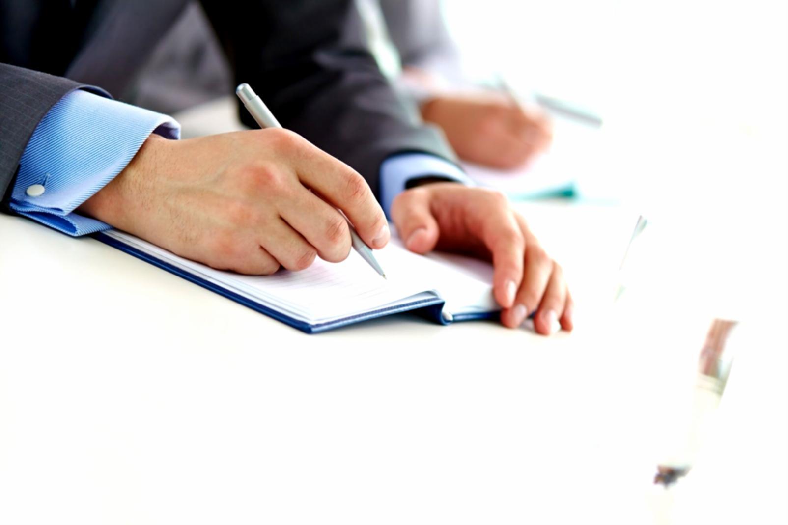 Ambiente di lavoro professionale durante una sessione pratica di formazione sul design delle sopracciglia
